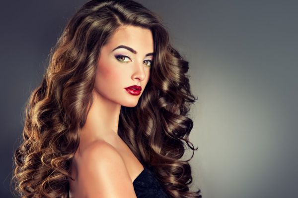 للعروس تعلمي كيفية الحصول على شعر مموج