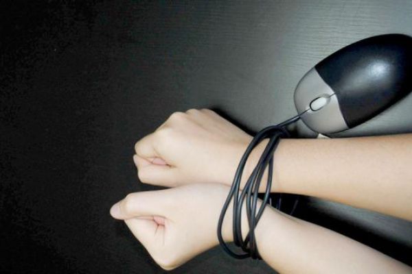 العلاقة بين التوتر واستخدام شبكات التواصل
