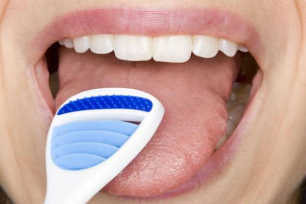 تخلصي من رائحة الفم الكريهة بتنظيف اللسان