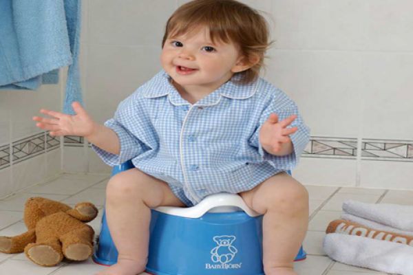 كيف أساعد طفلي على دخول الحمام بمفرده؟؟