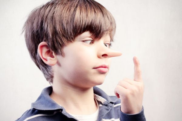 أنواع الكذب عند الأطفال.. وطرق علاجها