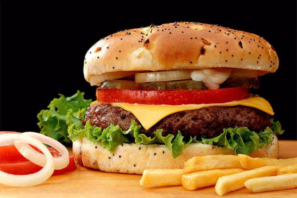 وجبة سريعة.. إحدى علامات الدلال للطفل