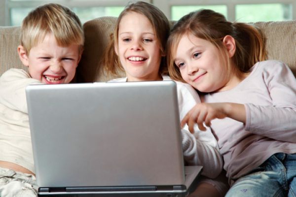 الأطفال والإنترنت والمخاطر الناجمة عن استخدام الإنترنت