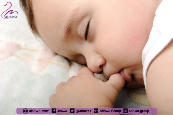 أضرار وضع الطفل اصبعه في فمه