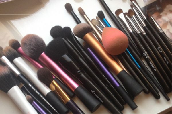 طريقة تنظيف أدوات الماكياج
