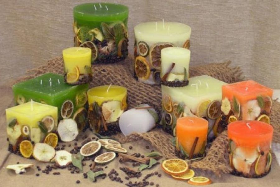 شموع باشكال وعطور متنوعة